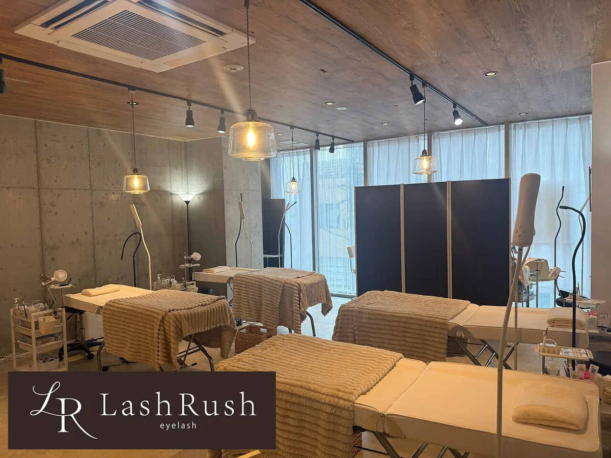 LashRush 柏店の店内｜窓が大きくて明るい店内で、開放感のある癒しの空間♪[学割U24]