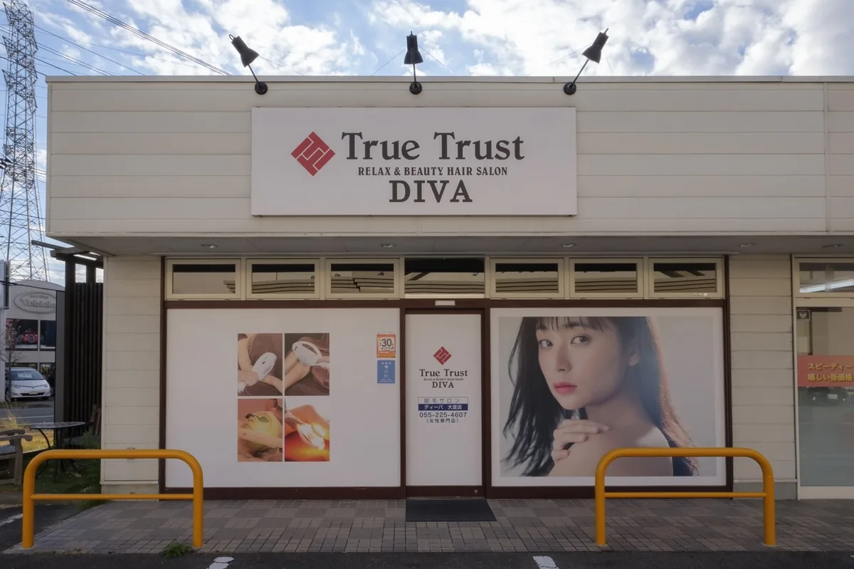 LashRush 甲府大里店の店内｜店舗外観