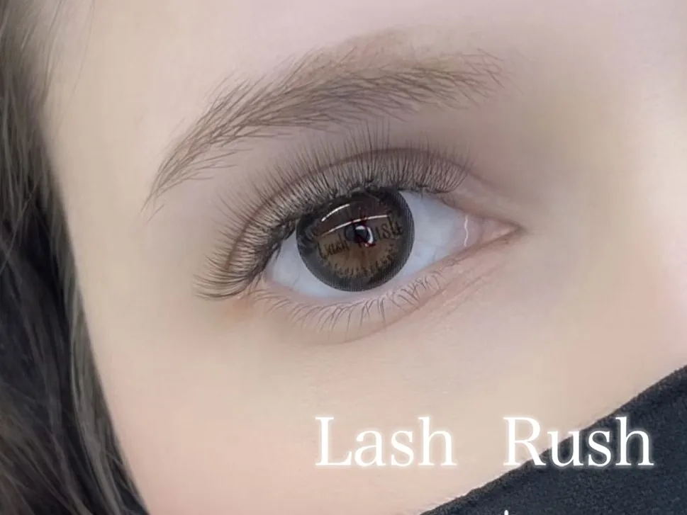 LashRush ラスパ西大和店の施術例｜世界大会金メダリスト開発のハリウッドアイラッシュ使用★通常ボリュームラッシュのような重い束感なし！