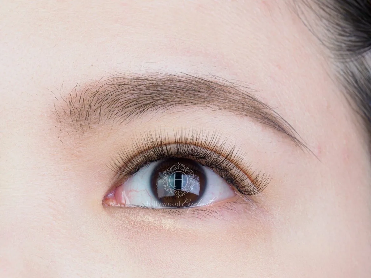 LashRush イオン帯広店の施術例｜自まつ毛への負担を最小限に抑え施術！！束になっているエクステだから接着面が多く、持ちの良さも◎