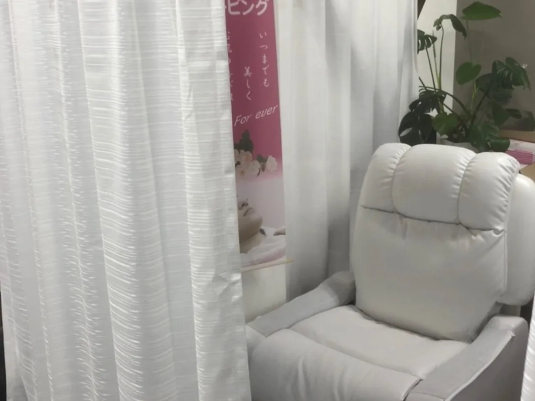 LashRush 奈良 桜井店の店内｜カーテンで仕切られた半個室で施術しております